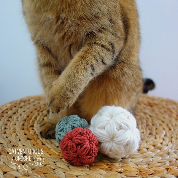 Jasmine Stitch Cat Ball Toy
