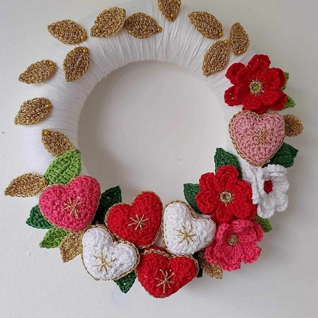 Rochet Christmas Wreath With Flowers And Hearts Pattern