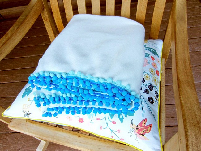 DIY Pom Pom Fleece BlanketDIY Pom Pom Fleece Blanket