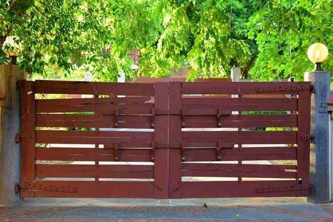 15 DIY Driveway Gate To Beautify Your Fence - DIYS
