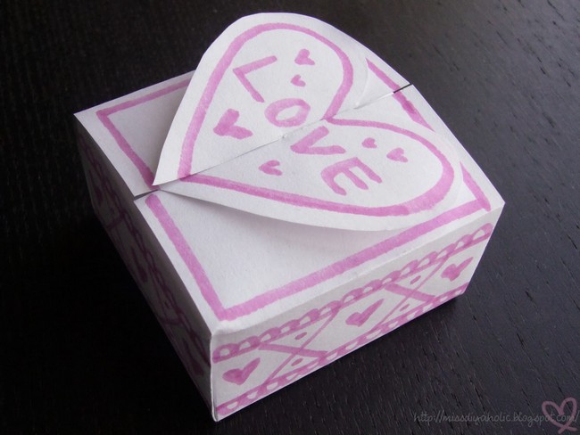 Heart Shaped Clasping Gift Boxes