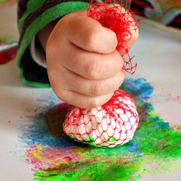 EASY MESH DAB ART ACTIVITY FOR 2-YEAR-OLDS