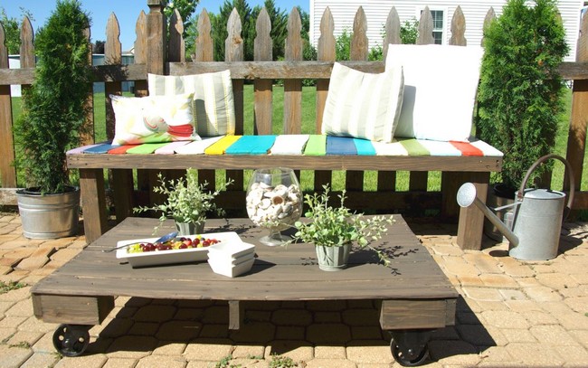 Maximize Your Outdoor Space With A Pallet Coffee Table