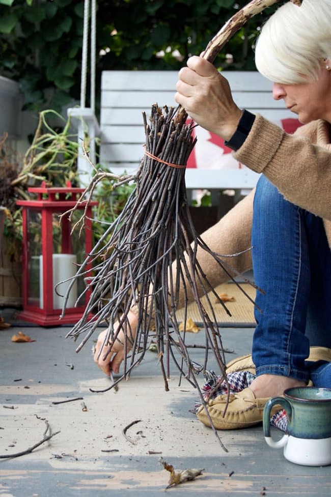 DIY Witches Broom For Halloween
